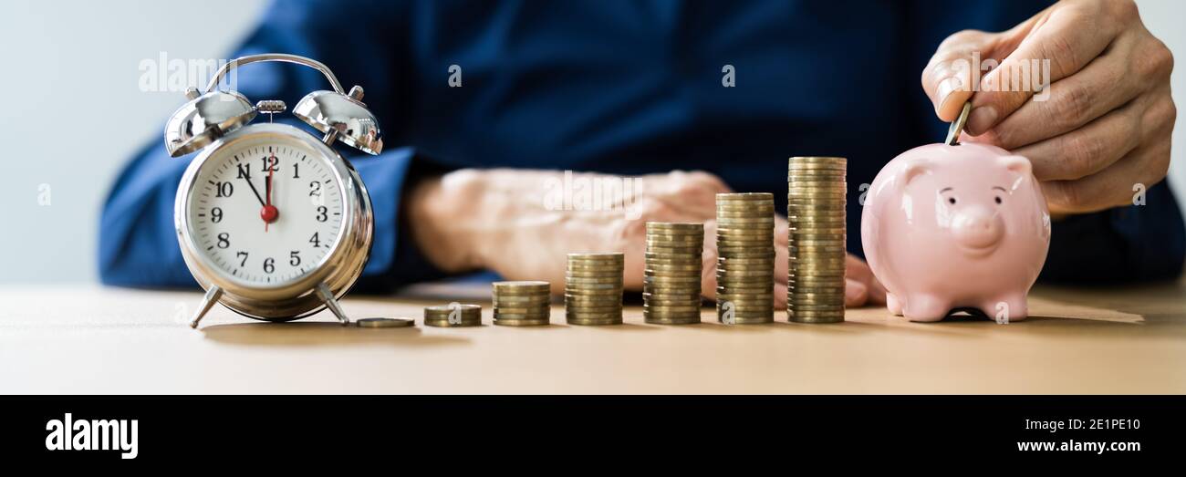 Assicurazione sul reddito. Risparmio di monete in Piggybank e investimenti finanziari Foto Stock