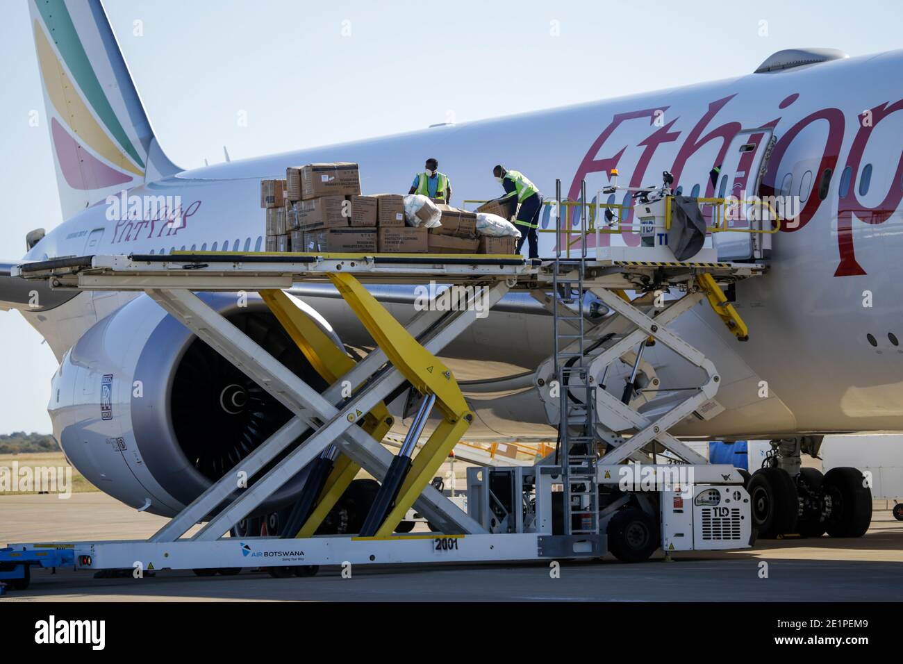 Nairobi, Botswana. 29 maggio 2020. Il personale dell'aeroporto scarica le forniture donate dalla Cina all'aeroporto internazionale Sir Seretse Khama di Gaborone, Botswana, 29 maggio 2020. Credit: Tshkisko Tebalo/Xinhua/Alamy Live News Foto Stock