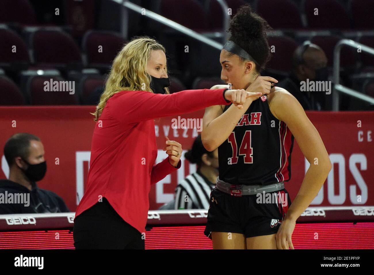 Il capo allenatore dello Utah Utes Lynne Roberts parla con la guardia Niyah Becker (14) durante un NCAA college femminile di pallacanestro contro La California meridionale T. Foto Stock