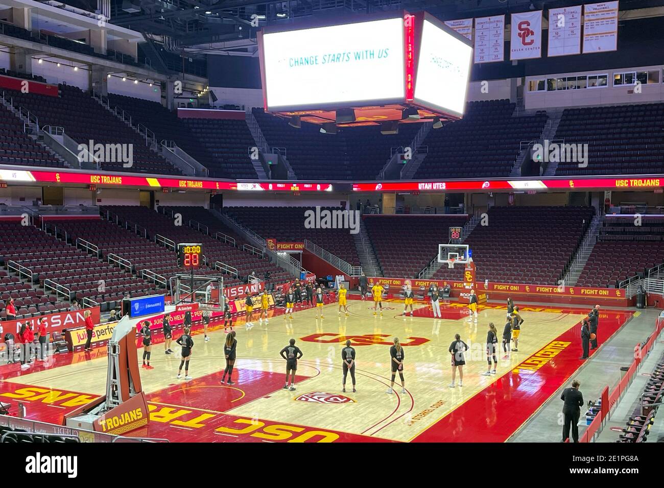 I giocatori degli Utah Utes e dei Trojan della California meridionale si levano in piedi in uno Cerchio di solidarietà contro l'ingiustizia razziale davanti a un collegio NCAA basket femminile g Foto Stock