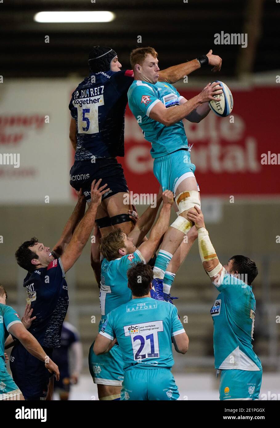Blocco guerrieri Justin Clegg raccoglie una line-out Ahead of sale Sharks Blocca JP Du Preez durante la vendita della partita Gallagher Premiership Squali -V- Worcester Foto Stock