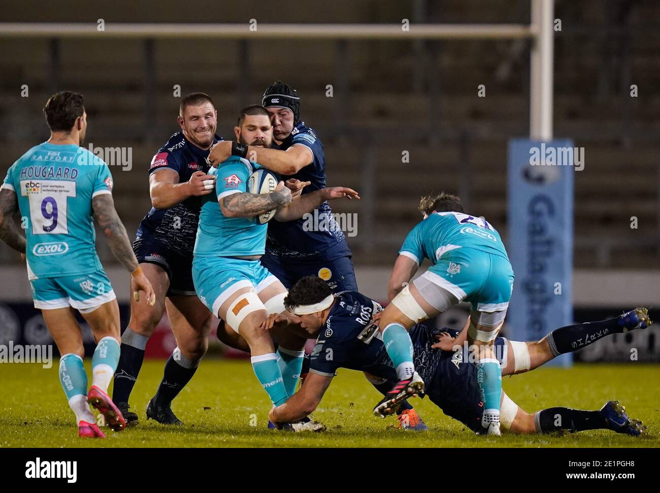 Vendita Sharks lock JP Du Preez e Valeri Morozov mietitrebbia Affrontare i Guerrieri Cornell du Preez durante la Gallagher Premiership Vendita di squali -V- Foto Stock