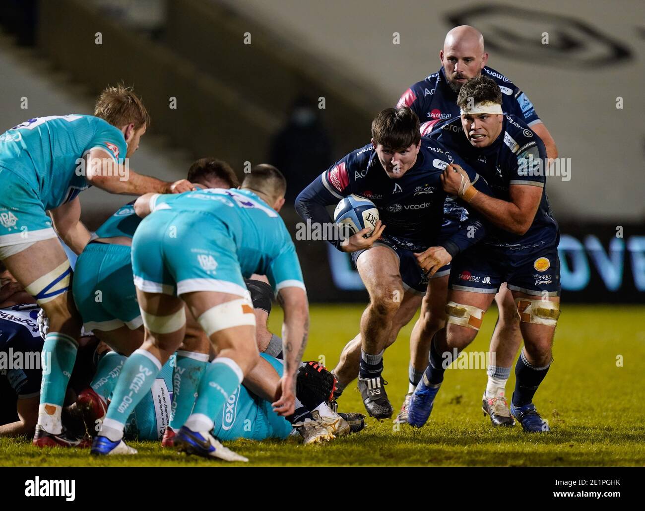 Vendita Sharks fiancher Tom Curry supportato dal fiancher Jono Ross E Jake Cooper-Wooley guida per la Worcester Warriors prova linea Durante il Gallagher Pr Foto Stock