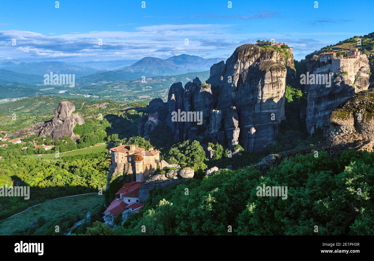 Vista mattutina di Moni Agias Varvaras Roussanou al mattino, Meteora, Grecia e monastero di Varlaam, rocce e valle. Fogliame ricco. Patrimonio dell'umanità dell'UNESCO Foto Stock