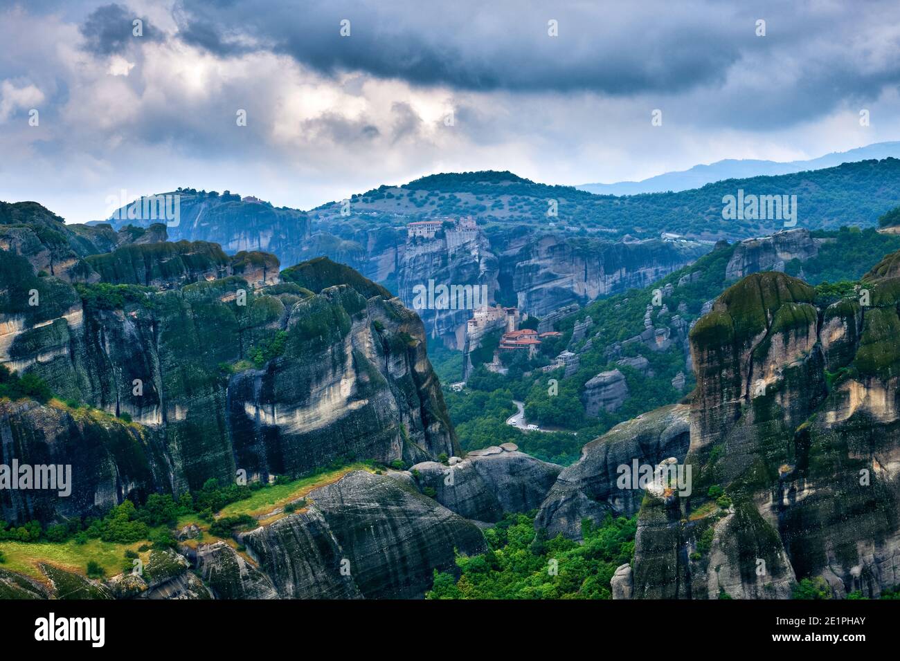 Vista su colonne di rocce sedimentarie nella famosa valle di Meteora in giornata. Monastero di Roussanou e di Varlaam, Grecia, patrimonio mondiale dell'UNESCO Foto Stock