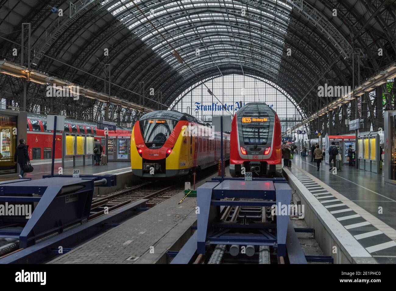 Treni e passeggeri non identificati nella stazione centrale di Francoforte sul meno, Germania Foto Stock