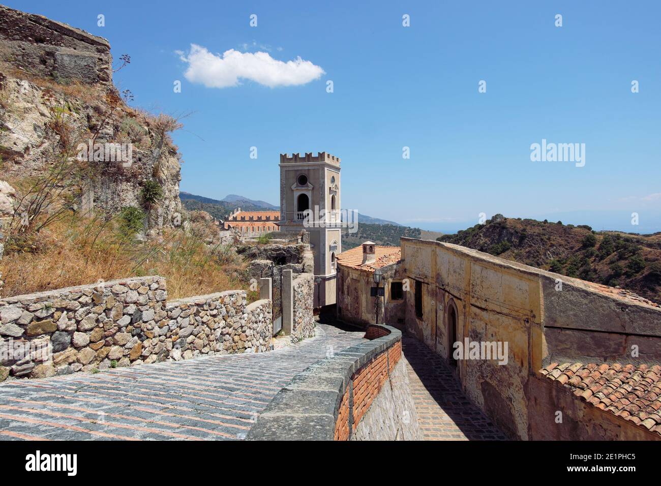 Case e campanile su una strada di Savoca Old Città medievale architettura in Sicilia e destinazione del turismo Foto Stock