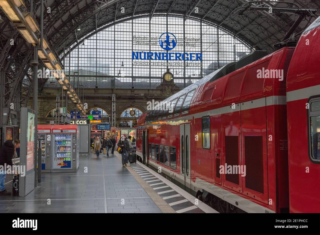 Treni e passeggeri non identificati nella stazione centrale di Francoforte sul meno, Germania Foto Stock