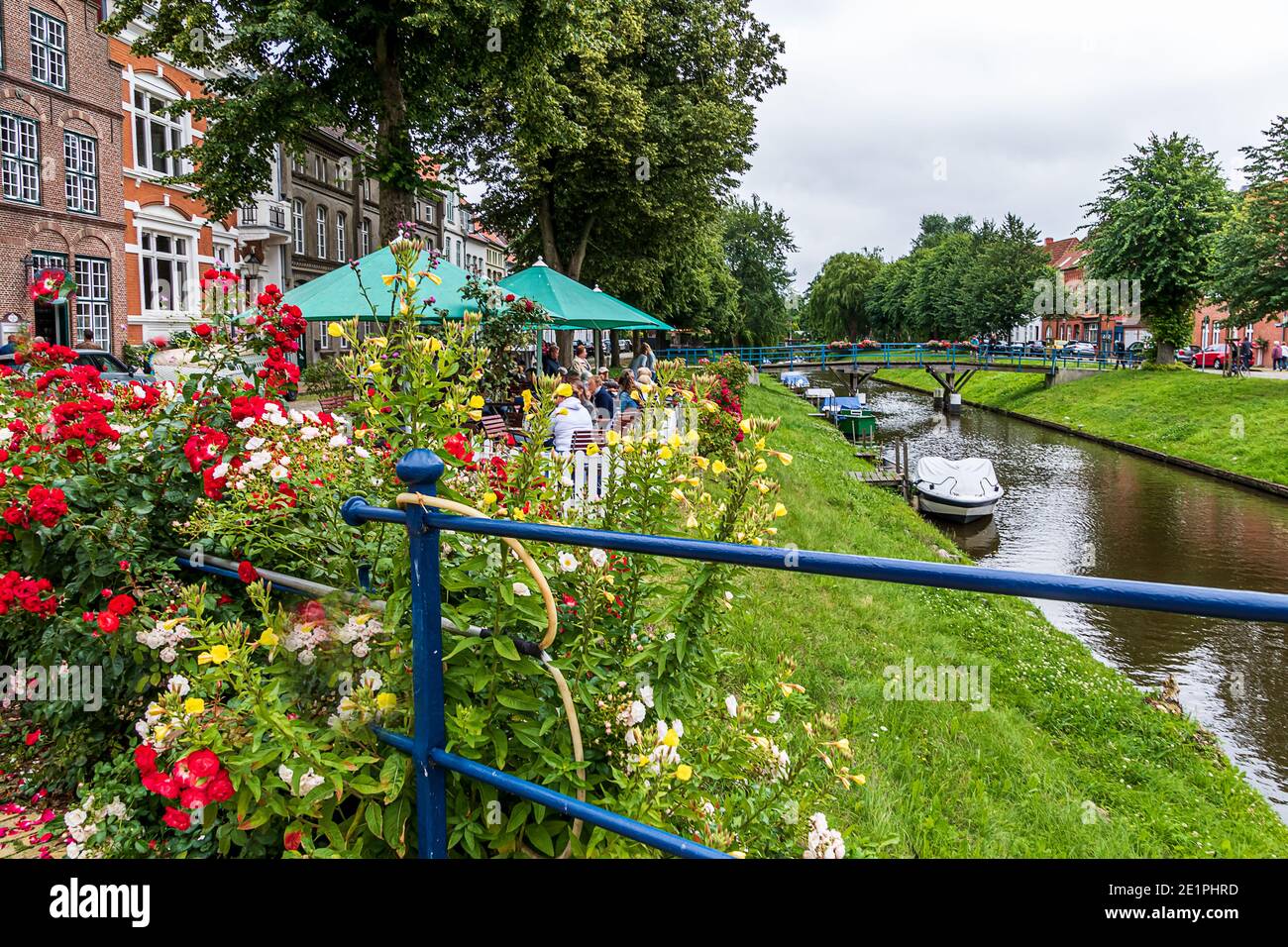 Splendido paesaggio estivo della città sul canale vicino al mercato nella "città olandese" di Friedrichstadt, nel distretto di North Friesland, Germania Foto Stock