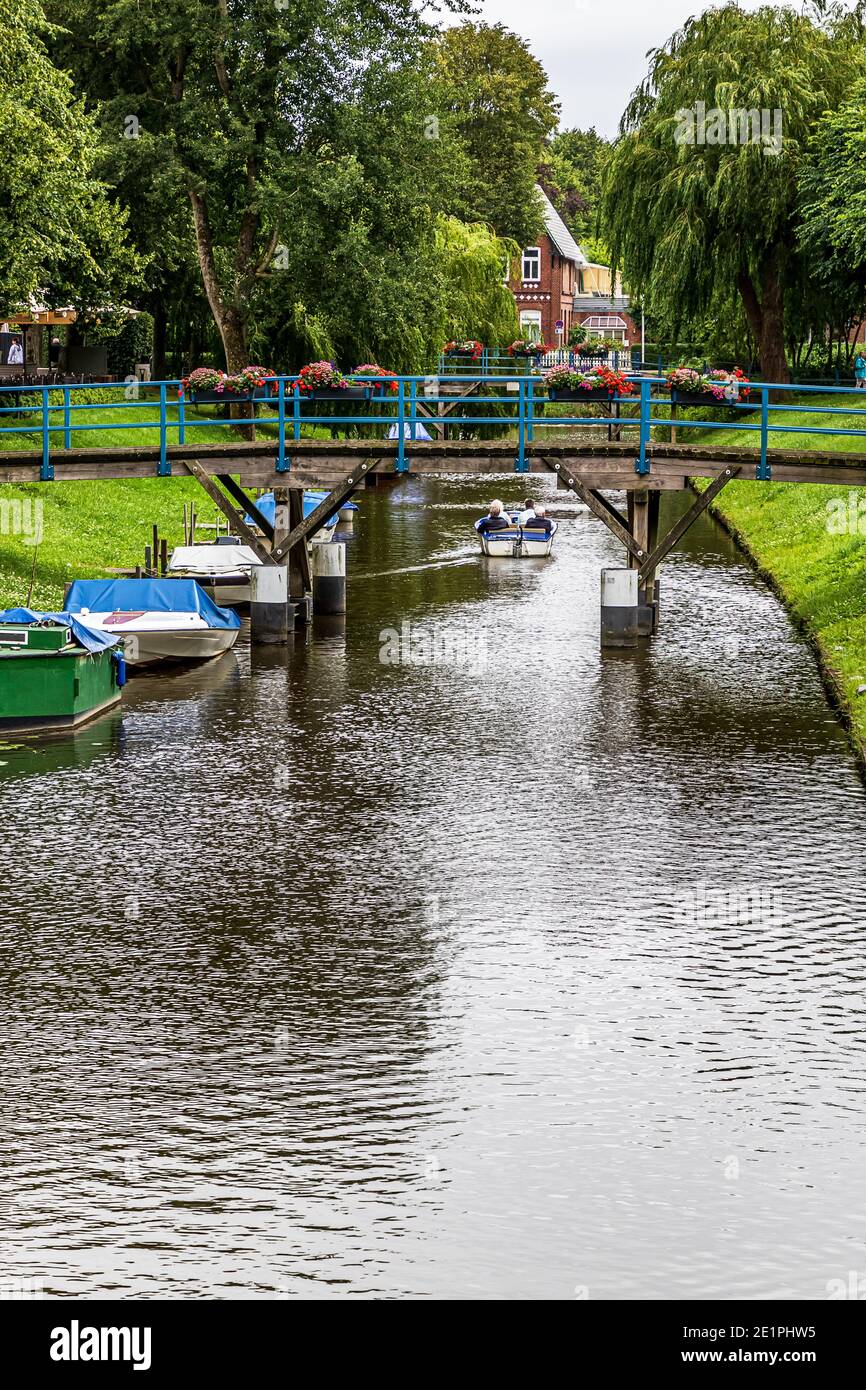 Splendido paesaggio estivo della città sul canale nella "città olandese" di Friedrichstadt, distretto della Frisia settentrionale, Schleswig-Holstein, Germania Foto Stock