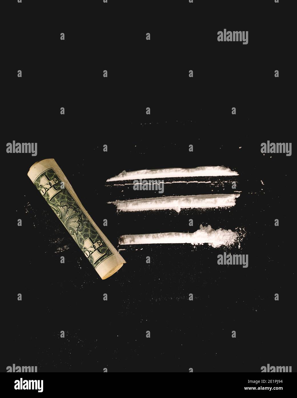 Polvere di cocaina con banconota da dollaro arrotolata sulla tavola nera. Concetto di stupefacenti. Primo piano della macro. Shot verticale. Foto nitida ad alta risoluzione. Foto Stock