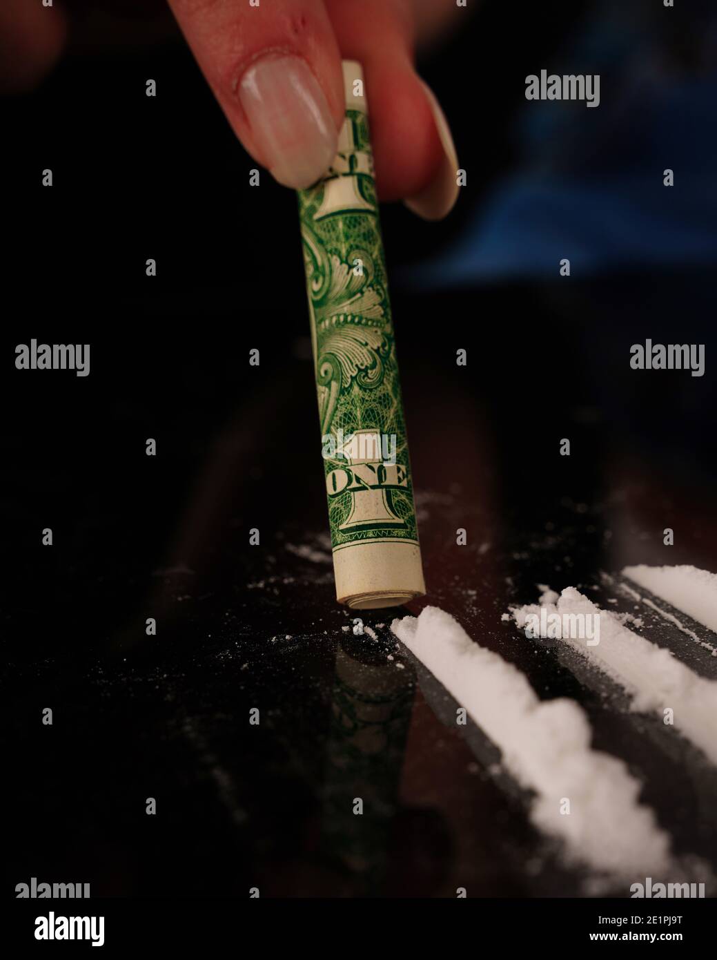 Polvere di cocaina con banconota da dollaro arrotolata sulla tavola nera. Concetto di stupefacenti. Primo piano della macro. Shot verticale. Foto nitida ad alta risoluzione. Foto Stock