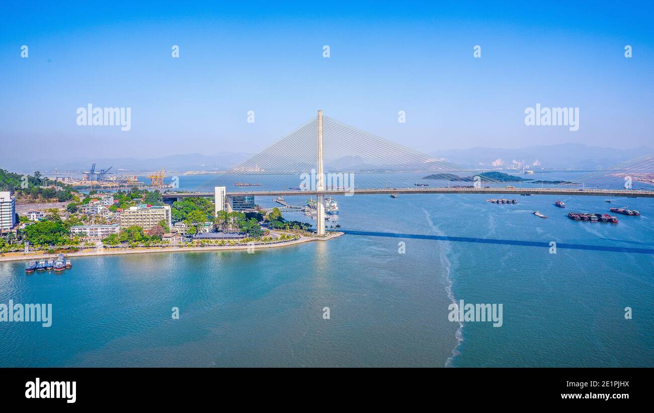 Vista aerea del ponte di Bai Chay. Vicino alla baia di ha Long, patrimonio dell'umanità dell'UNESCO. Famoso punto di riferimento, famosa destinazione del Vietnam. Foto Stock