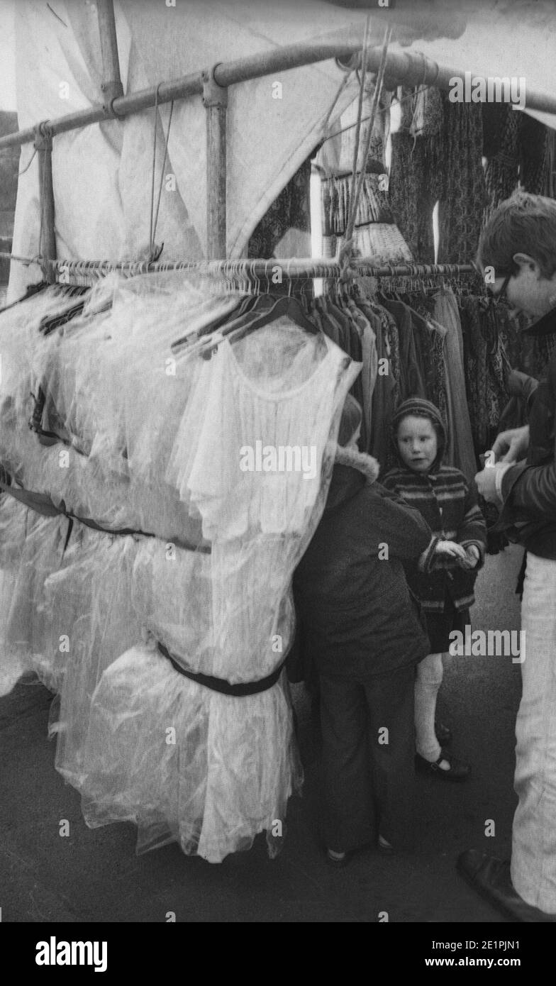 Stalla di vestiti, il mercato domenicale di Newcastle Quayside circa 1972 Foto Stock