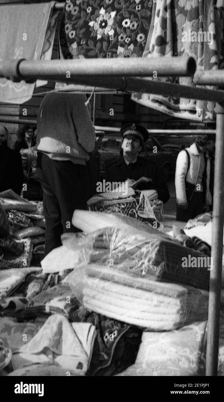 Poliziotto e stalle, mercato domenicale di Newcastle Quayside circa 1972 Foto Stock