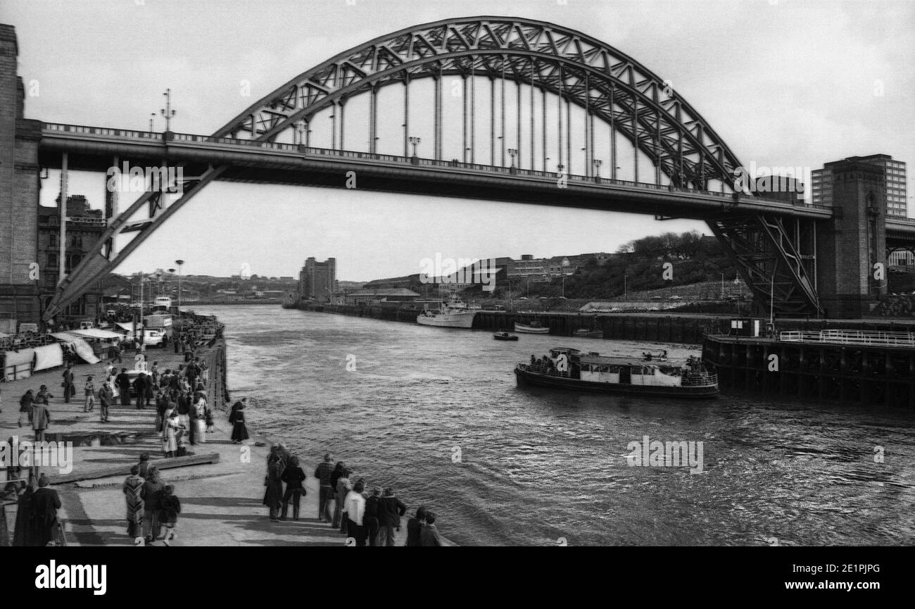 La band Lindisfarne si esibisce in barca sotto il ponte di Tyne, il mercato domenicale di Newcastle Quayside, intorno al 1972 Foto Stock