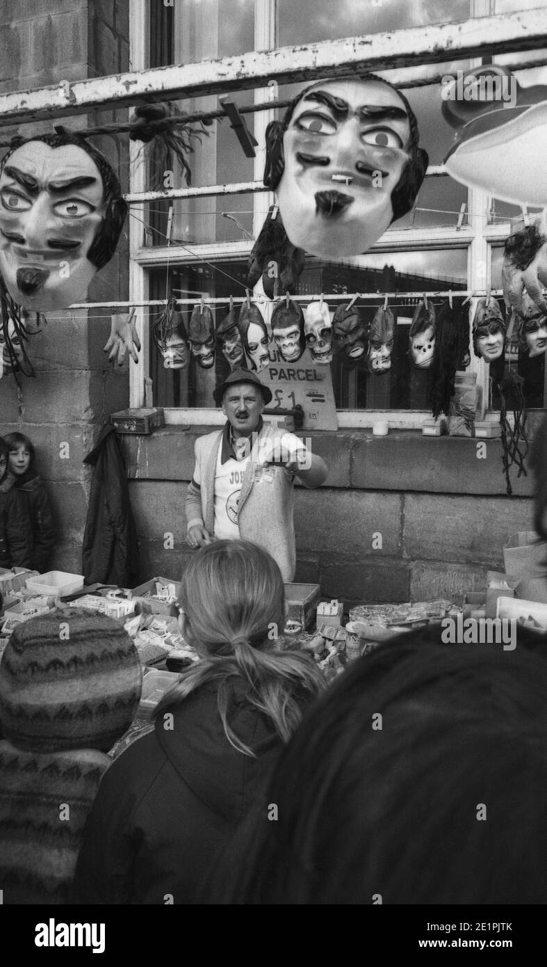 Maschere appese sopra il commerciante di strada e stallo, il mercato domenicale di Newcastle Quayside circa 1972 Foto Stock