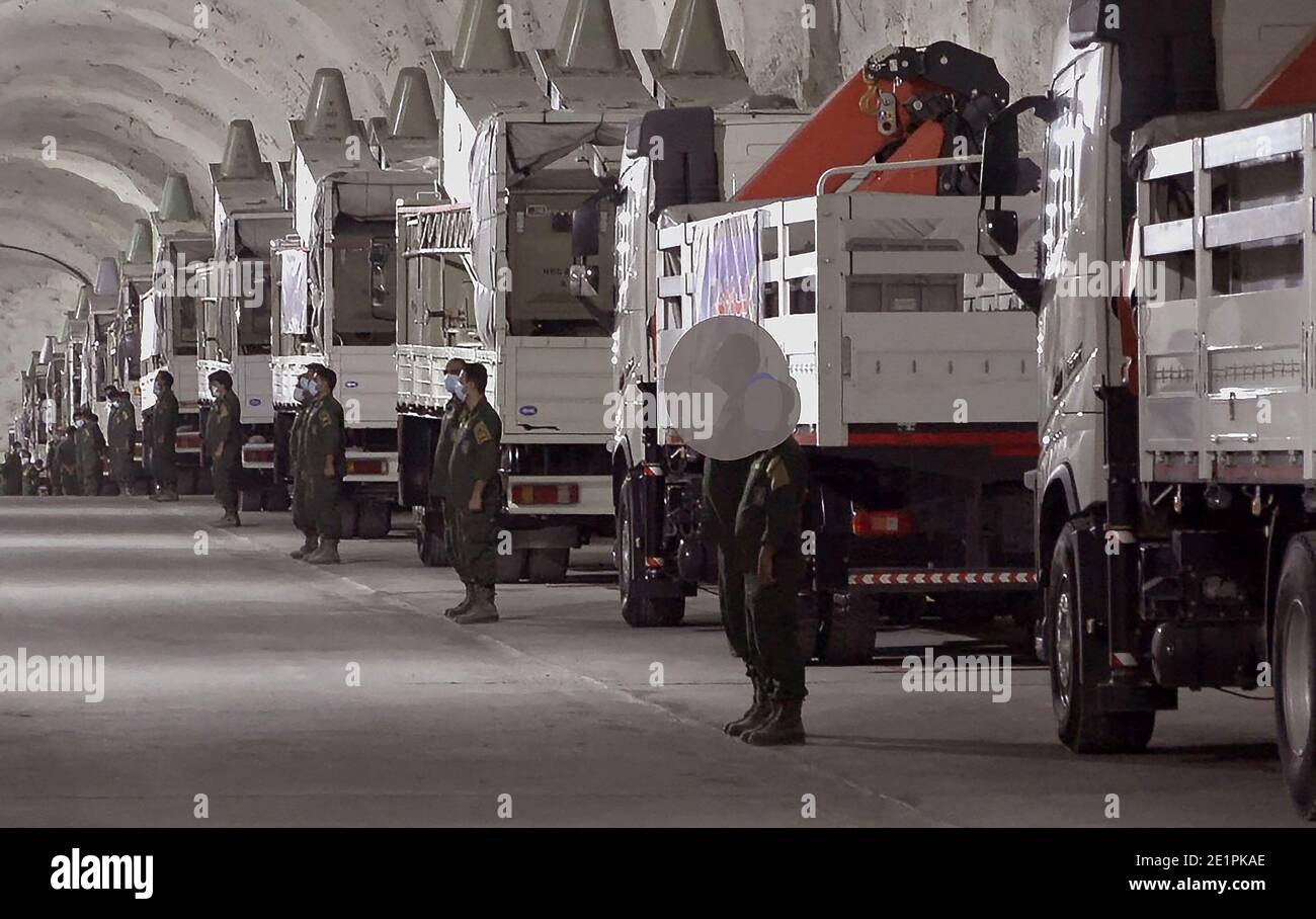 Iran. 8 gennaio 2021. Il corpo rivoluzionario della Guardia Iraniana (IRGC) mostra missili anti-nave Noor in mostra durante l'inaugurazione di una base missilistica sotterranea in una località del Golfo Persico non divulgata. Iran. 08 gennaio 2021. Photo by SalamPix/ABACAPRESS.COM Credit: Abaca Press/Alamy Live News Foto Stock