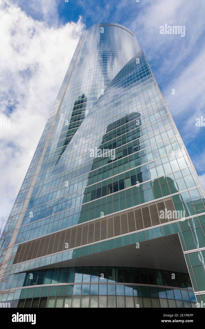 MADRID, SPAGNA - 11 MARZO 2013: Grattacielo Torre Espacio e bandiere. L'edificio fu costruito nel 2007 e progettato dall'architetto Henry N. Cobb Foto Stock