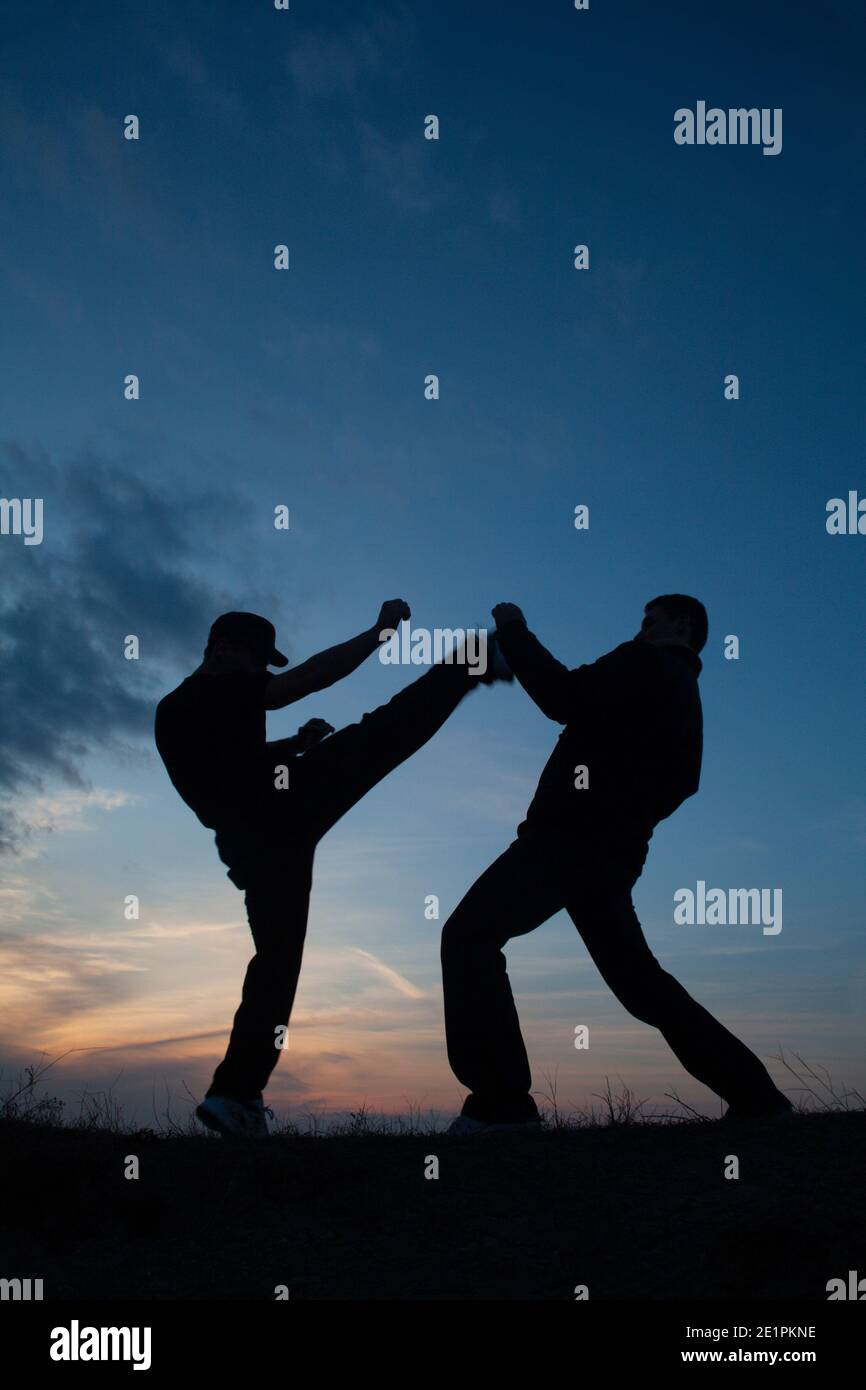 L'allenamento di karate in serata - silhouette Foto Stock