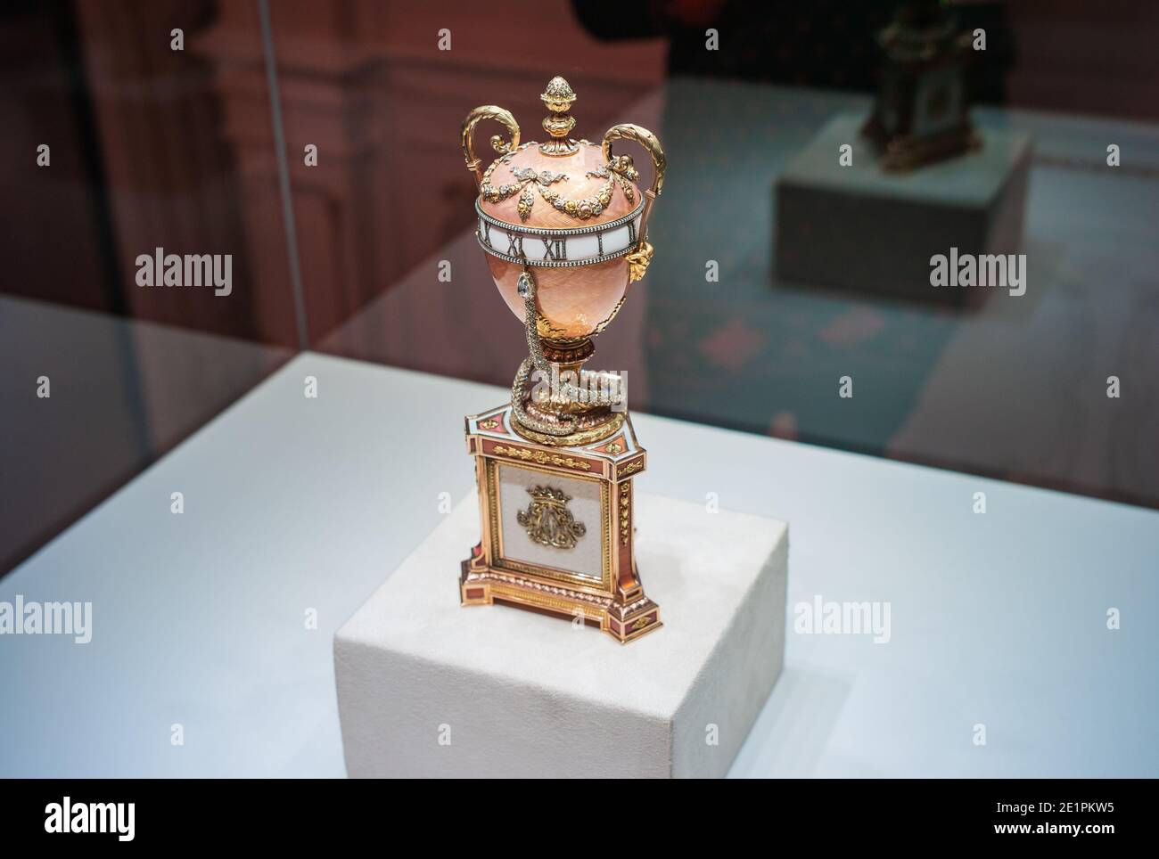 San Pietroburgo, Russia - ca. Dicembre 2017: Uovo di Pasqua Faberge con un serpente chiamato Duchessa di Marlborough Egg al Museo Faberge nello Shuvalo Foto Stock