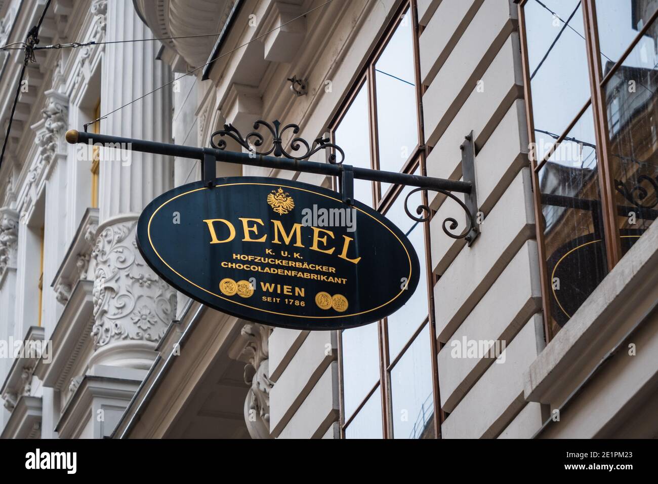 Vienna, Austria - Decembter 19 2020: Demel confectioner Street Sign, il famoso portatore e titolare del mandato alla Corte Imperiale e reale e al Tradit Foto Stock