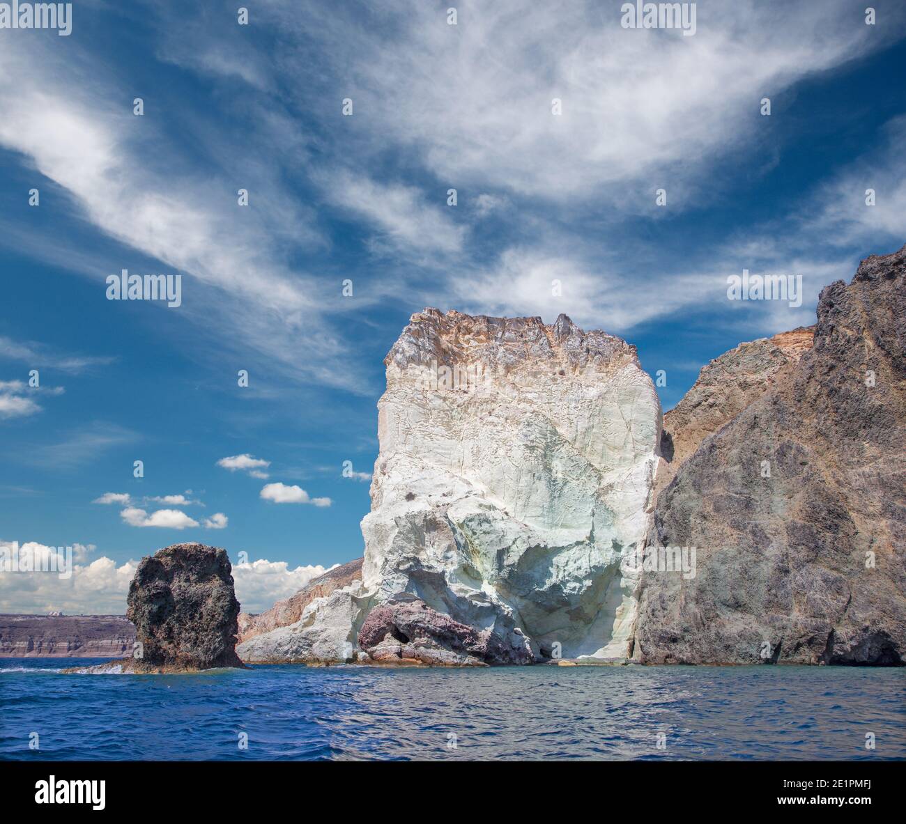 Santorini - La roccia bianca torri dalla parte sud dell'isola. Foto Stock