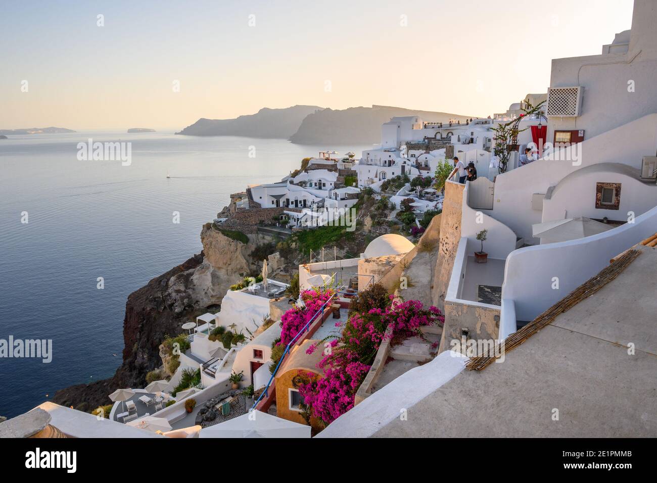 Santorini, Grecia - 17 settembre 2020: Oia villaggio con case colorate sull'isola di Santorini, Cicladi, Grecia Foto Stock