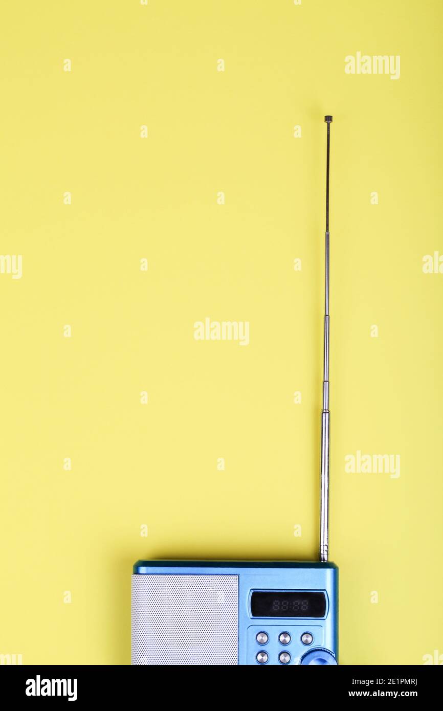 radio su sfondo giallo. world radio day . top view flat lay copy space Foto Stock