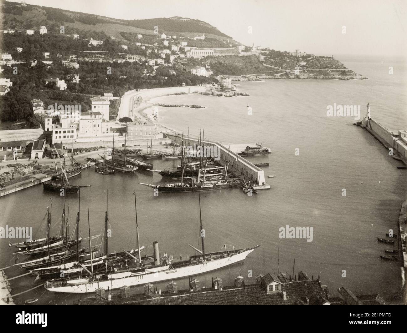 Vintage 19 ° secolo Fotografia: Francia c.1890 - ingresso al porto di Nizza, navi legate al molo. Foto Stock