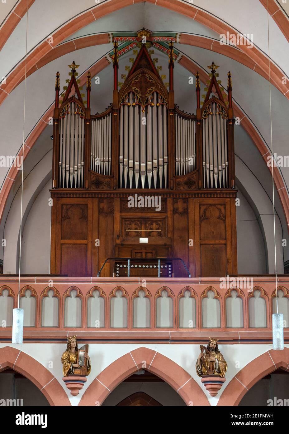 BERNKASTEL, GERMANIA - 16 GIUGNO 2020: Organo della chiesa parrocchiale di Sant'Agatha il 16 giugno 2020 a Bernkastel-Wehlen, Mosella, Germania Foto Stock