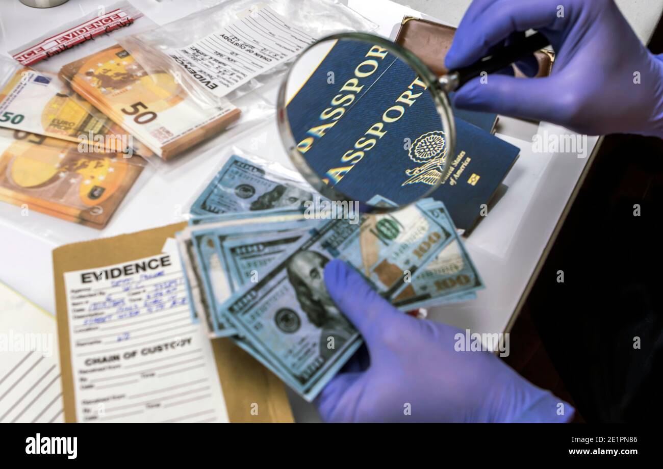 Esperto funzionario di polizia esaminando passaporto americano di una busta di prova nel laboratorio di criminologia, immagine concettuale Foto Stock
