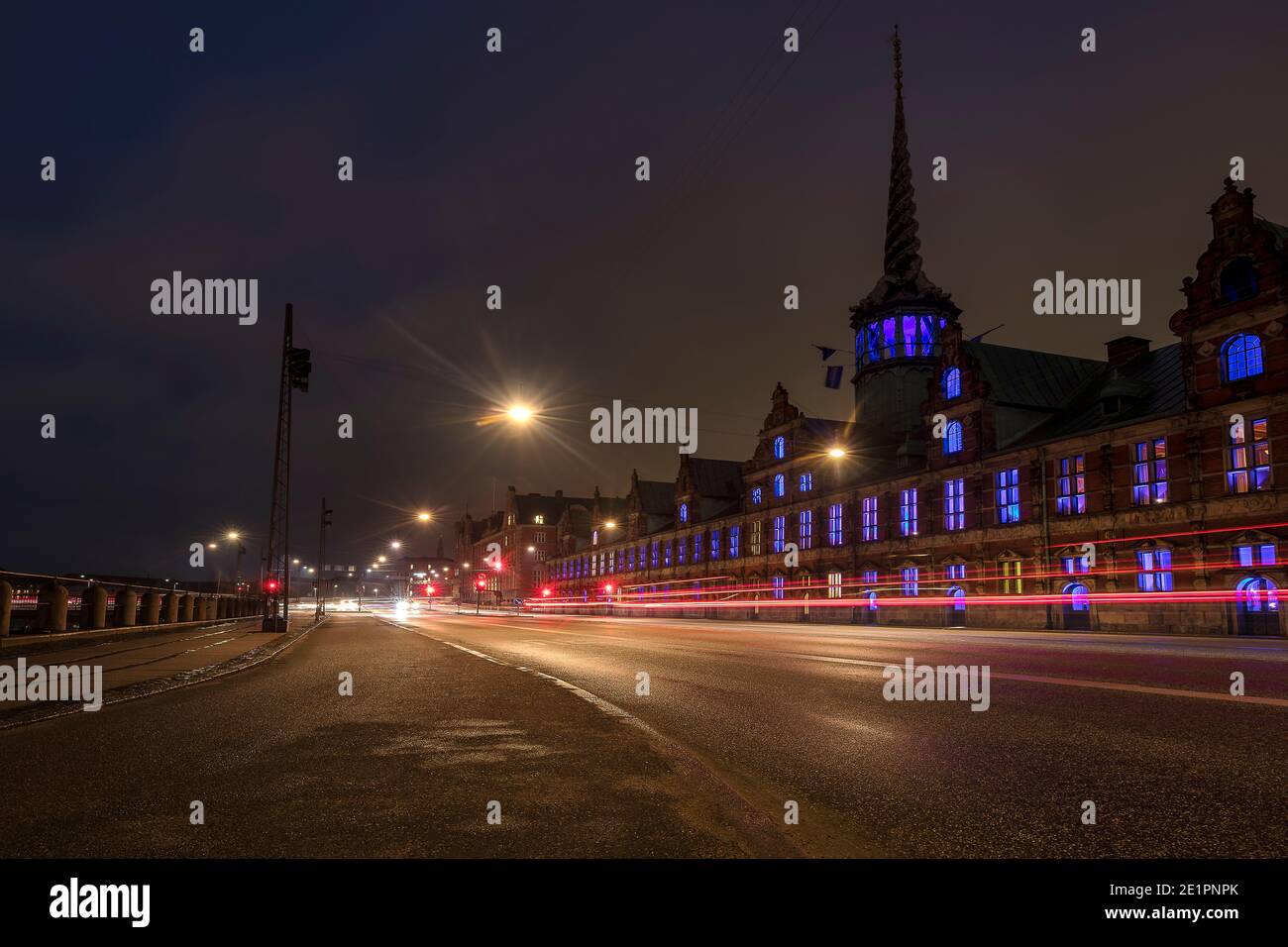 Traffico che passa dalla borsa di Copenhagen nel centro di Copenhagen, Danimarca, durante il festival dell'illuminazione Foto Stock