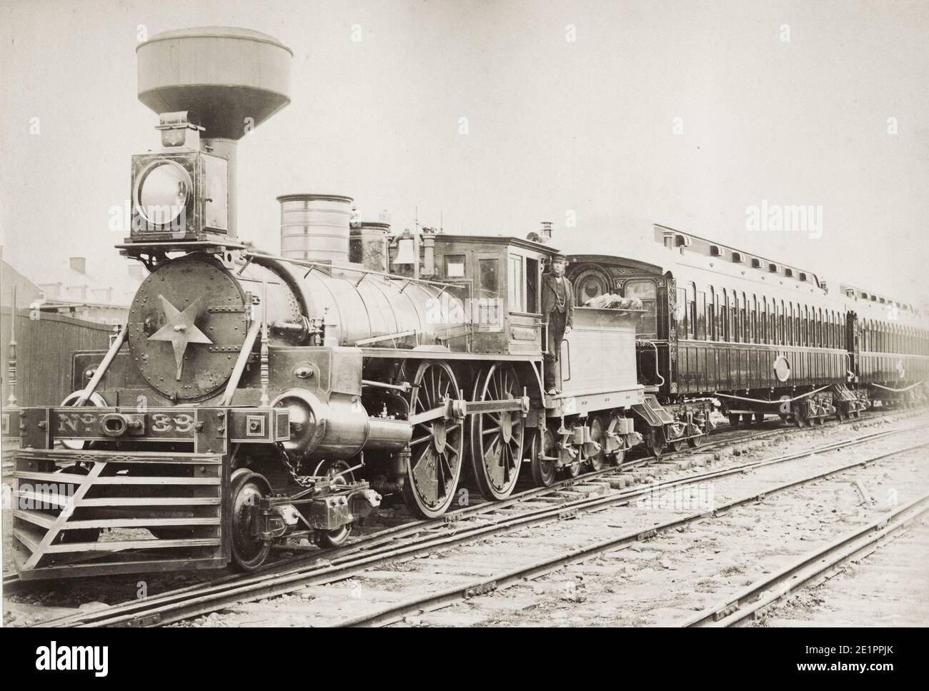 Fotografia d'epoca del XIX secolo: Locomotiva americana a vapore con catcher di mucche sulla parte anteriore. Foto Stock