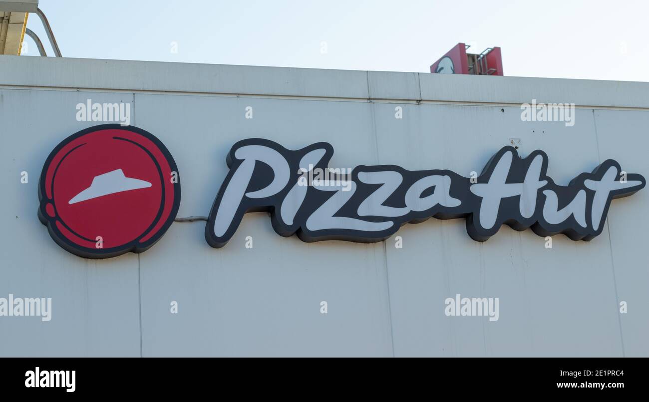 Mosca, Russia - 5 dicembre 2020: Pizza Hut ristorante Company logo primo piano, editoriale illustrativo. Foto Stock