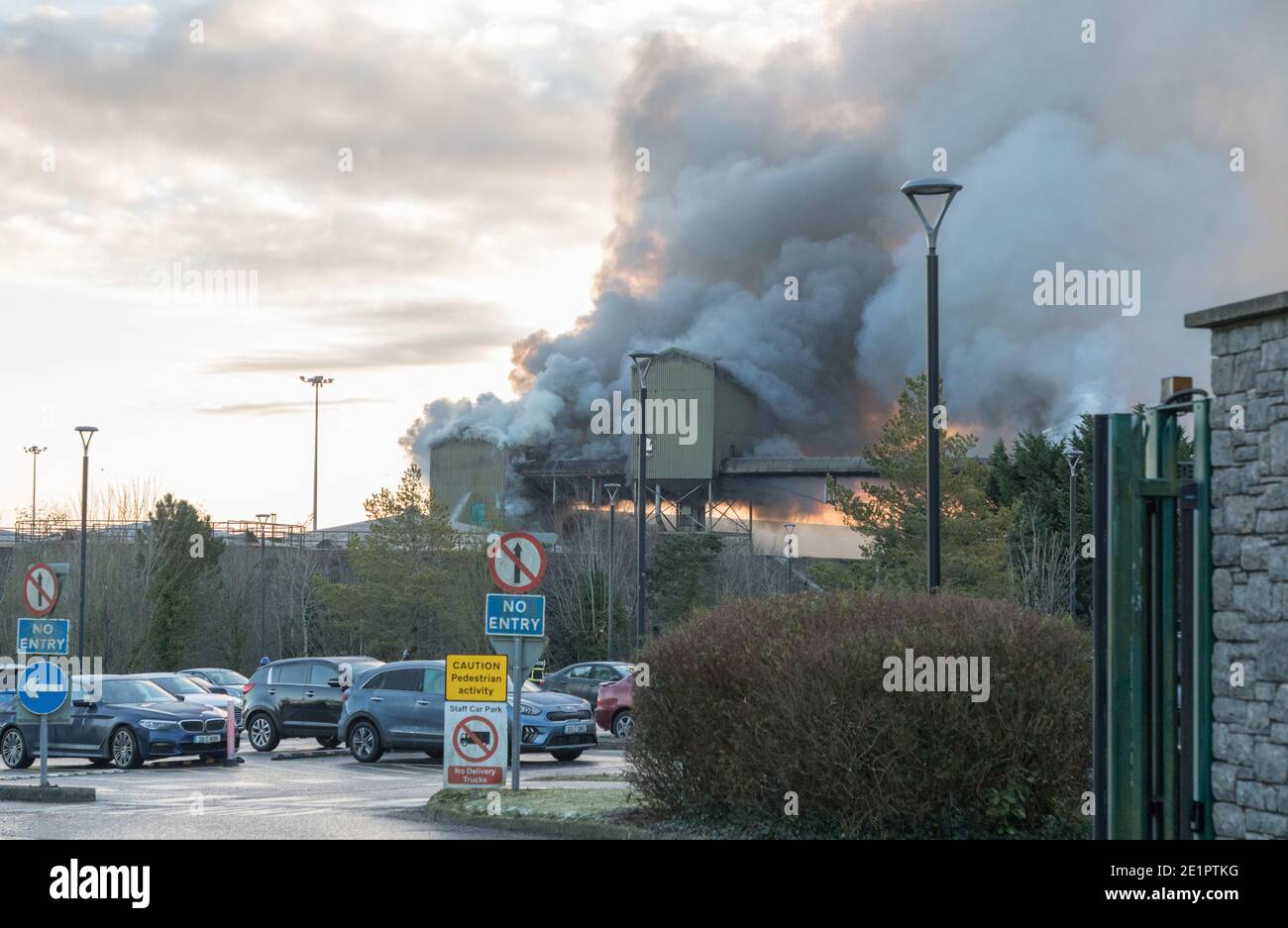 Ringaskiddy, Cork, Irlanda. 09 gennaio 2021. È scoppiato un incendio di grande importanza presso lo stabilimento di stoccaggio della sala R & H nel porto di Cork, che ospita mangimi per animali. Le unità dei vigili del fuoco stanno combattendo l'incendio e il porto ha attivato il suo piano di emergenza, che prevede l'evacuazione dell'area di Ringaskiddy, Cork, Irlanda. –Credit; David Creedon / Alamy Live News Foto Stock