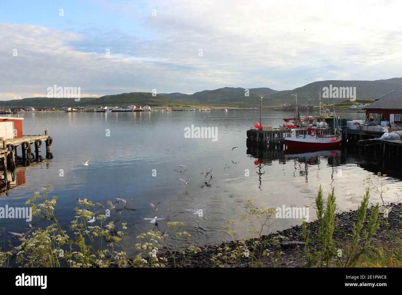 Barche da pesca in un villaggio norvegese durante l'estate Foto Stock