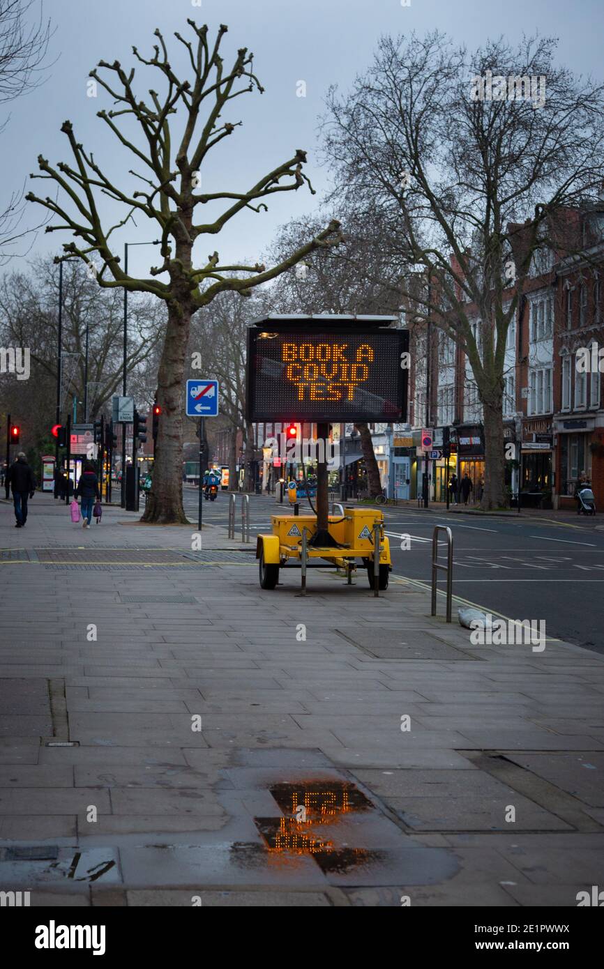 "Book a Covid Test" - segnaletica temporanea a Londra come infezioni da Coronavirus nel Regno Unito sono dilaganti. Foto Stock