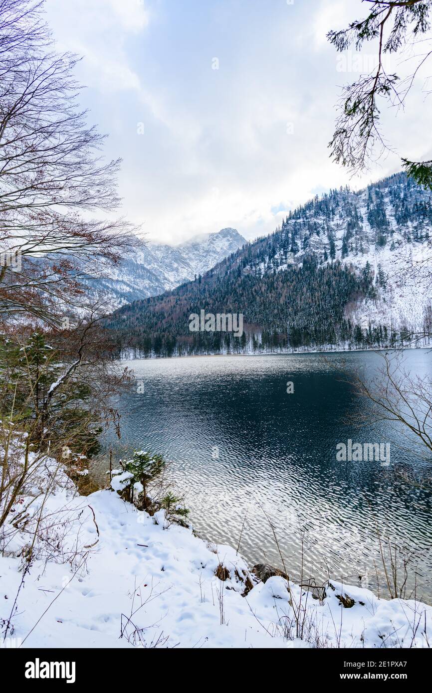 vista panoramica del lago vorderer langbathsee vicino ebensee in la regione alta austriaca salzkammergut Foto Stock