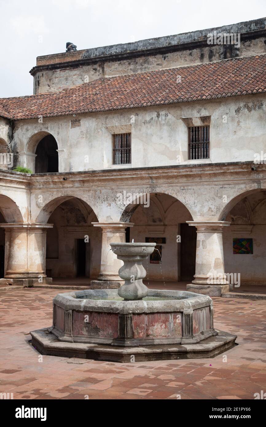 Fontana nel cortile principale del Convento di Capuchinas, Antigua Guatemala Foto Stock