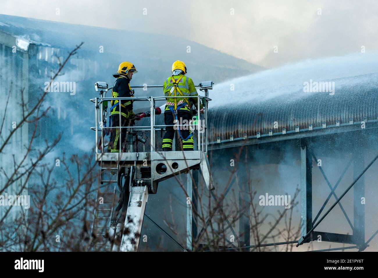Ringaskiddy, Cork, Irlanda. 9 gennaio 2021. Ringaskiddy, un grande incendio nel porto di Cork, è stato messo sotto controllo. Si ritiene che l'incendio sia iniziato in un impianto di alimentazione degli animali presso la R&H Hall. Non sono state segnalate lesioni. Il porto è stato evacuato. Credit: AG News/Alamy Live News Foto Stock