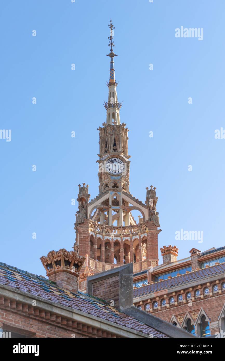 Hospital de Sant Pau architettura torre dell'orologio (architetto Lluis Domenech i Montaner), Barcellona, Spagna Foto Stock