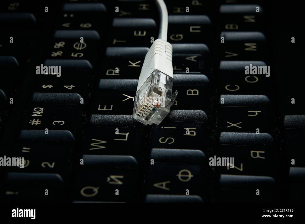 Cavo di rete su tastiera, Internet, rete mondiale Foto Stock