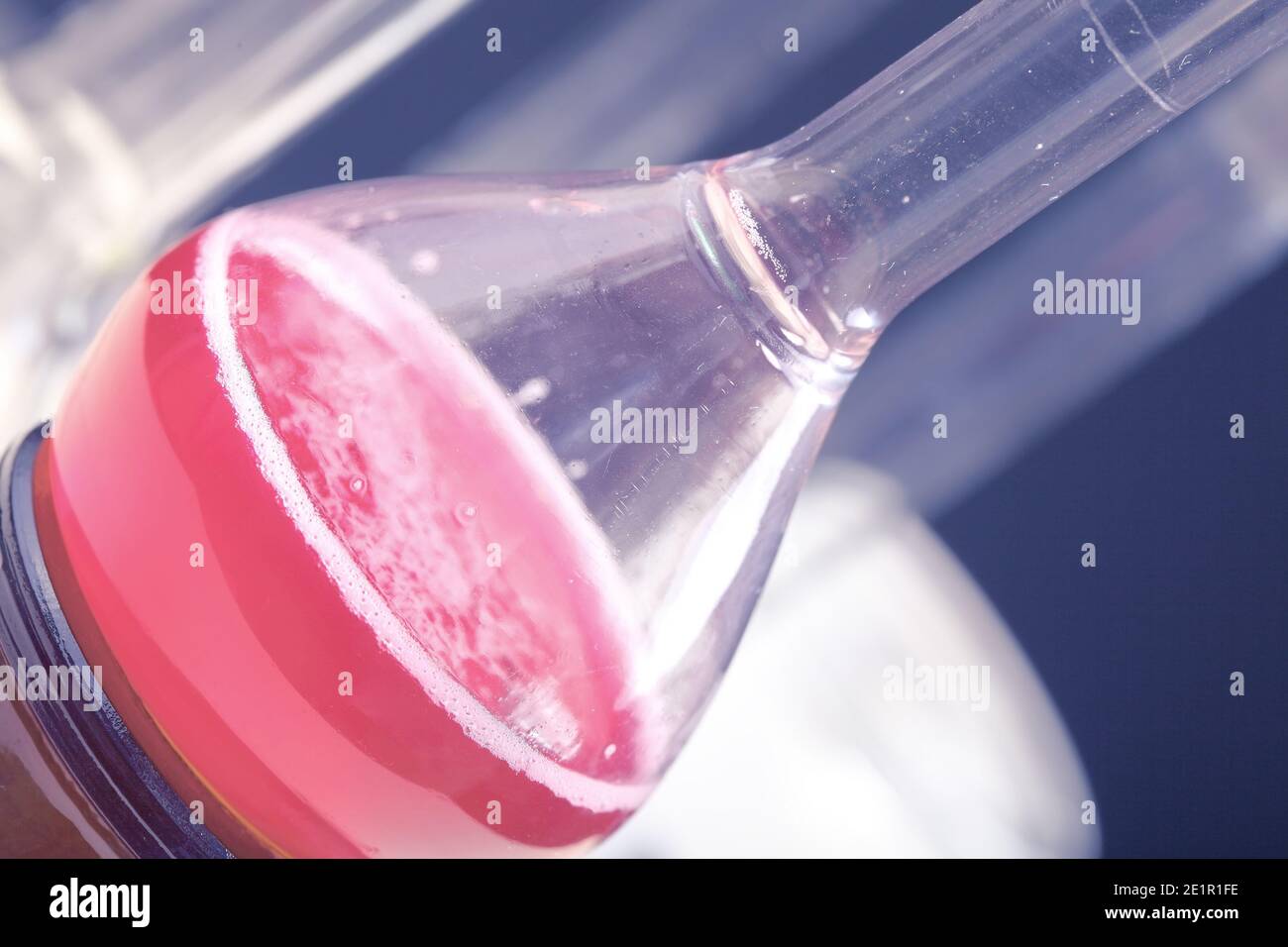 Vetreria da laboratorio con liquido rosa. Foto Stock