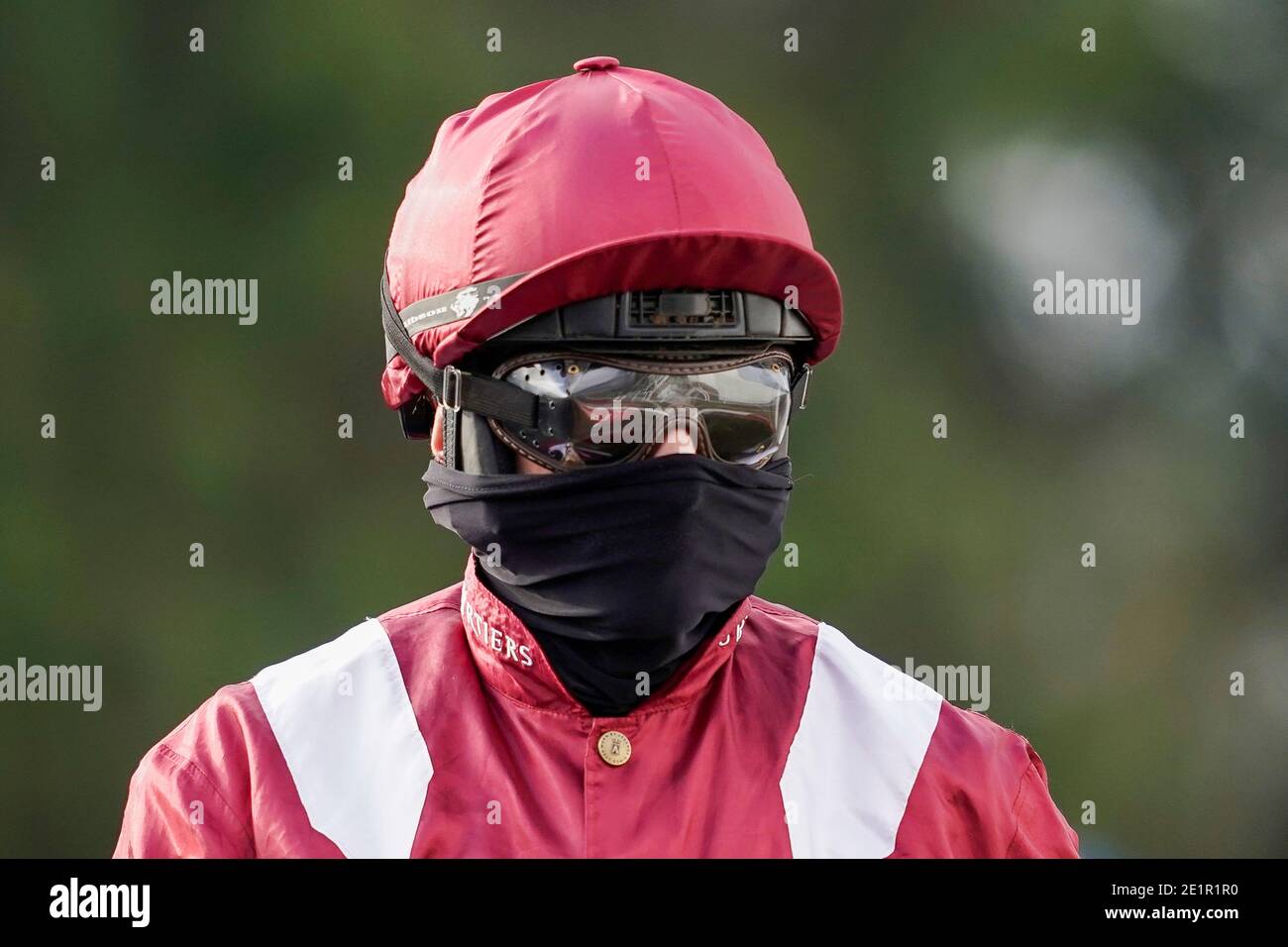 Sam Twiston-Davies tutti mascherati all'ippodromo di Kempton Park. Foto Stock