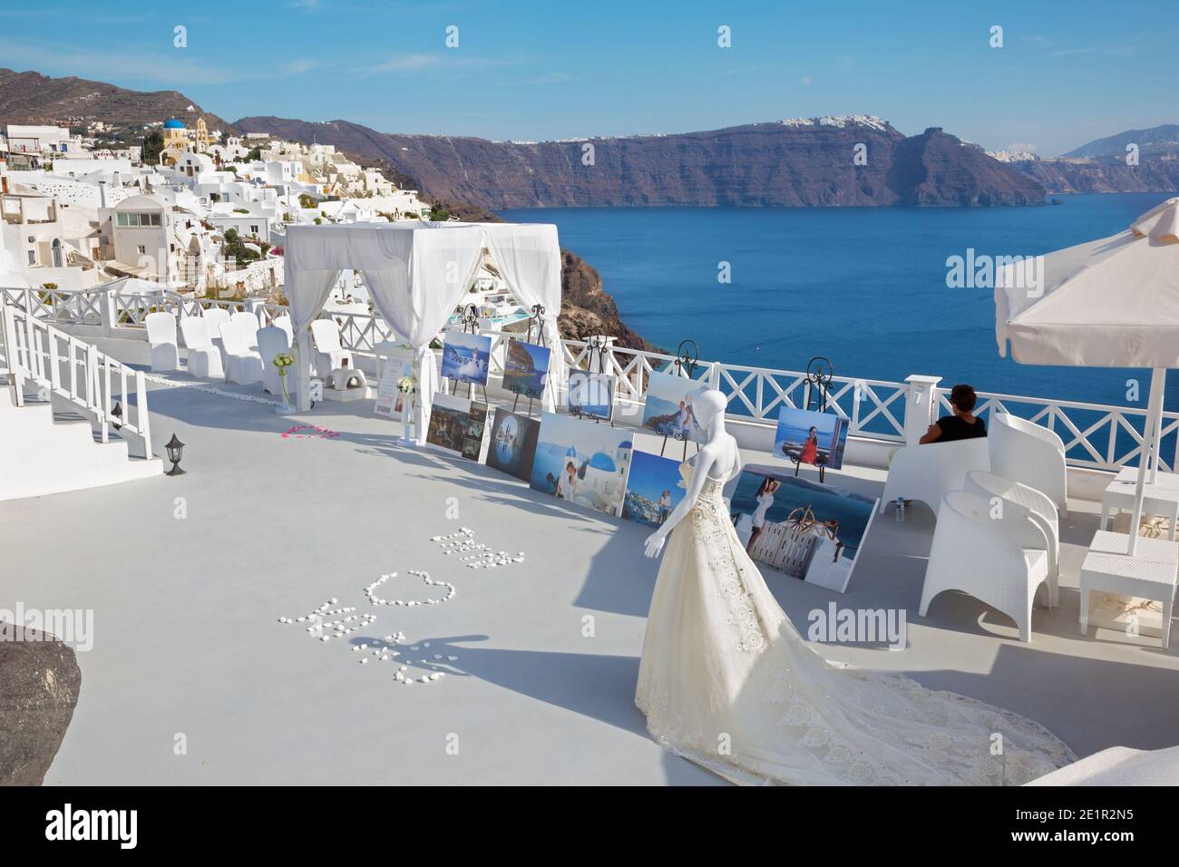 Santorini - Il resort di lusso orientata alla cerimonia di nozze di Oia (Ia) e la caldera cliffs in background. Foto Stock