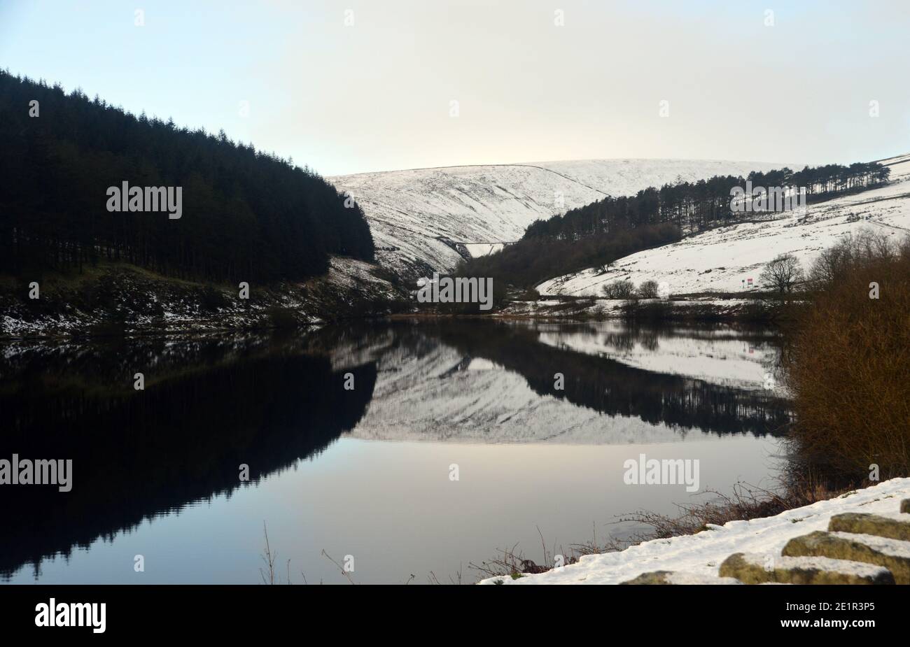 Lago artificiale inferiore di Ogden dal muro della diga in inverno vicino al villaggio di Barley sul percorso per Pendle Hill a Ogden Clough, Lancashire. REGNO UNITO. Foto Stock