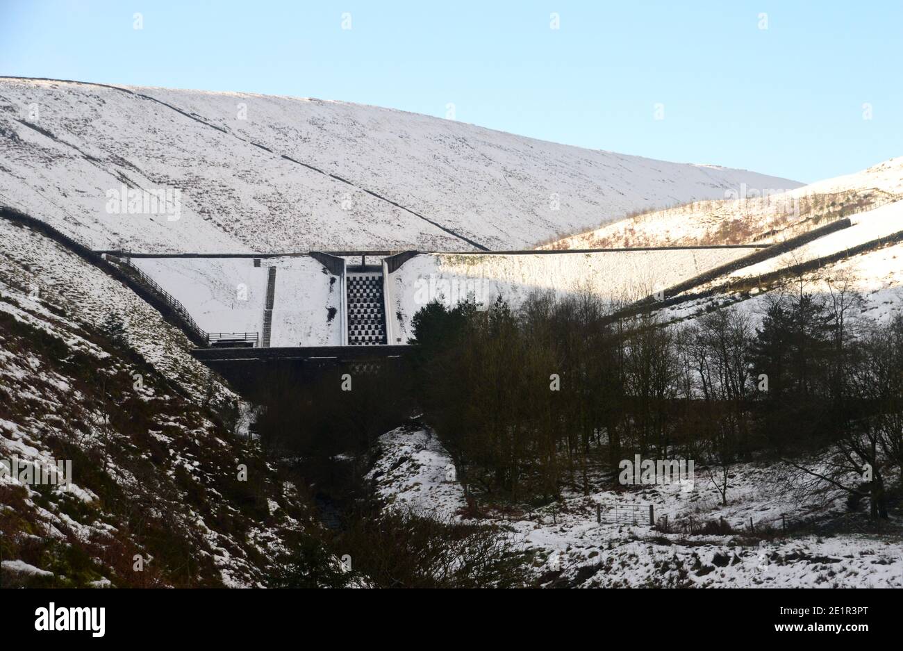 L'overflow sulla diga superiore di Ogden in inverno vicino al villaggio di Barley da Path a Pendle Hill a Ogden Clough, Lancashire. REGNO UNITO. Foto Stock
