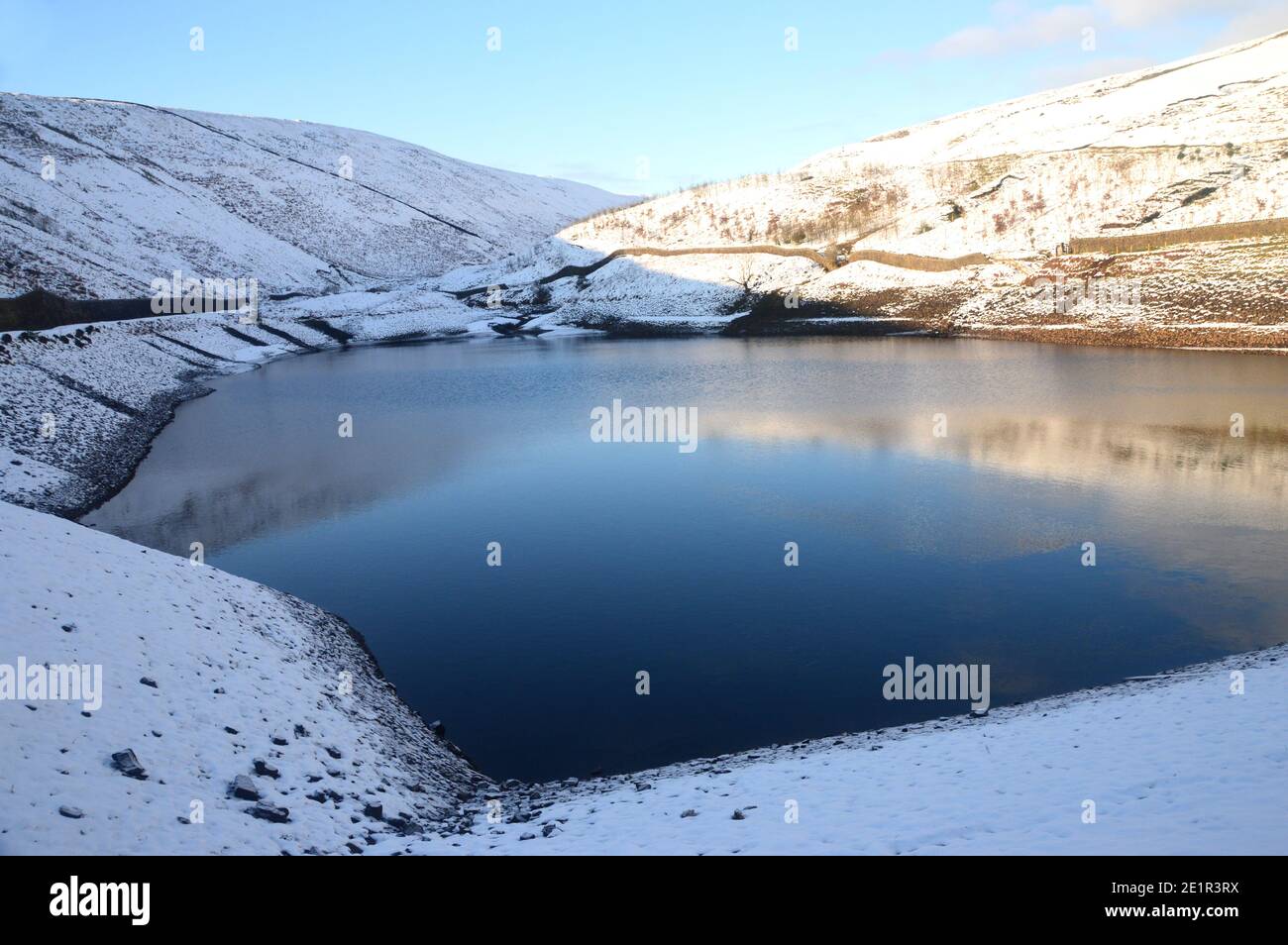 Riflessioni nel bacino idrico di Ogden superiore dal Muro della Diga in inverno vicino al Villaggio di Barley sul sentiero per Pendle Hill a Ogden Clough, Lancashire. REGNO UNITO. Foto Stock