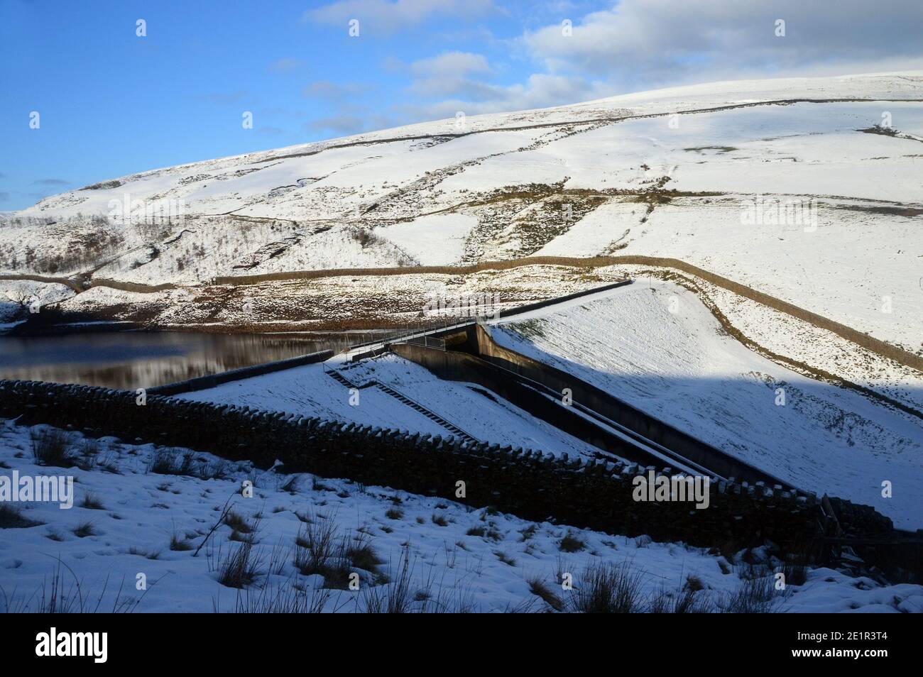 L'overflow sulla diga superiore di Ogden in inverno vicino al villaggio di Barley da Path a Pendle Hill a Ogden Clough, Lancashire. REGNO UNITO. Foto Stock
